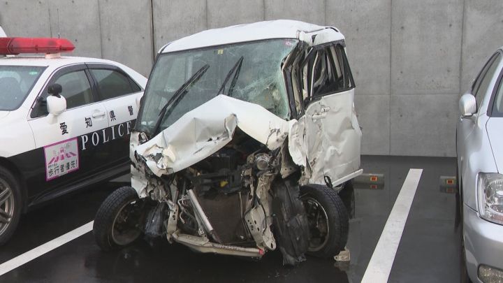 どちらかが信号無視の可能性…軽乗用車とトラックが出合い頭に衝突 3人搬送され20代位の男性が意識不明の重体 | 東海テレビNEWS