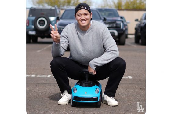 大谷翔平、ロバーツ監督にイタズラ　車を"ミニポルシェ"にすり替え「お仕置きが必要だ！」 | Full-Count