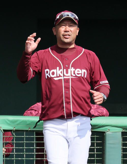 練習試合広島対楽天　4回表楽天無死満塁、走者の交代を告げる三木監督（撮影・加藤孝規）