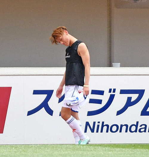 前半、退場して肩を落とす新潟秋山