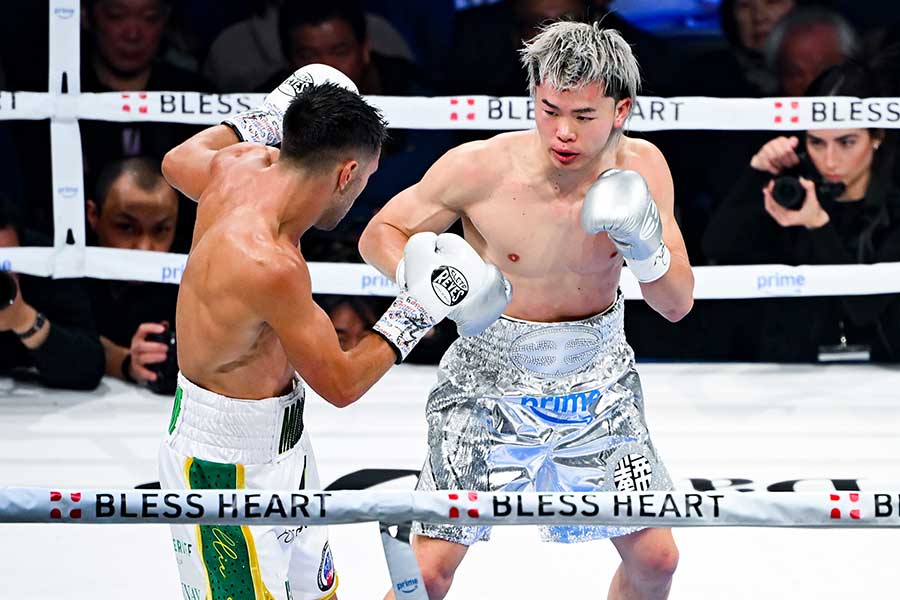 ジェーソン・モロニーと対戦した那須川天心（右）【写真：中戸川知世】