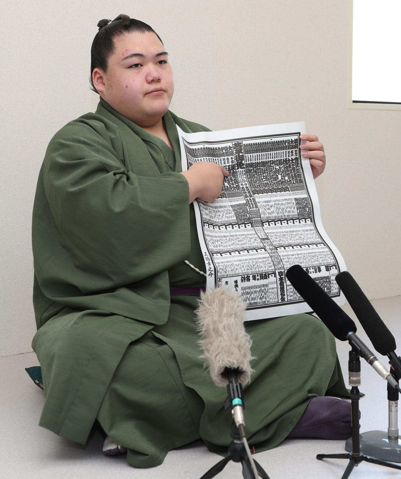 新関脇に昇進し会見に臨む王鵬（撮影・西尾就之）