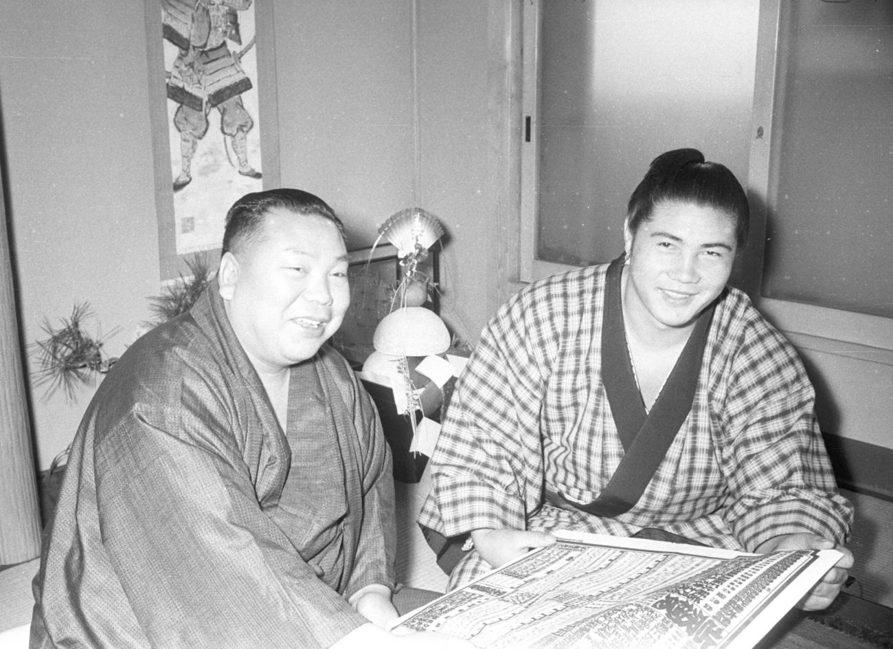 王鵬の祖父、大鵬（右）と二所ノ関親方（元大関佐賀ノ花）（1960年1月2日撮影）