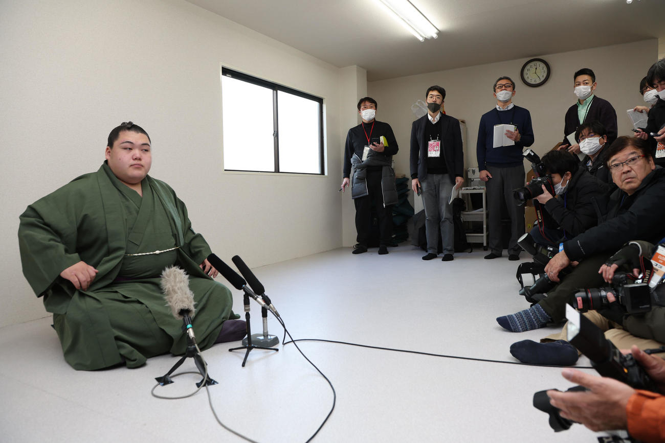 新関脇に昇進し会見に臨む王鵬（撮影・西尾就之）