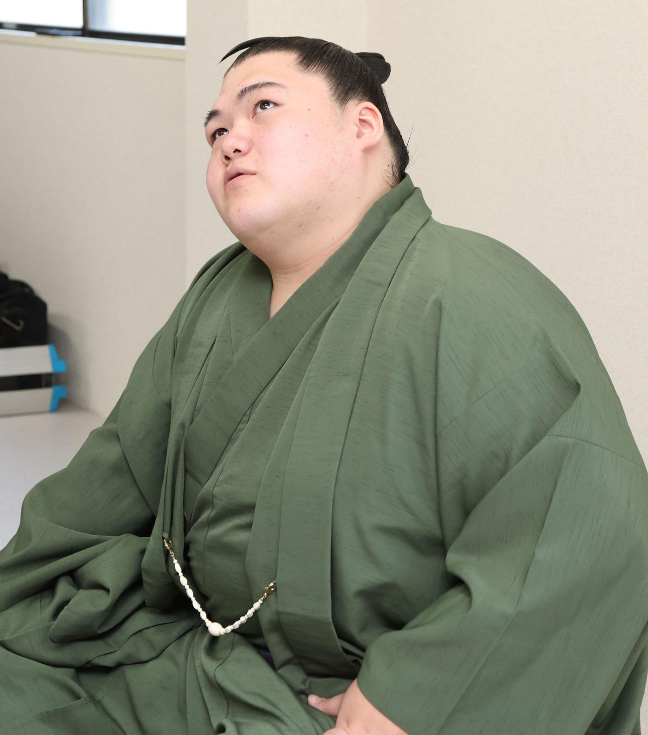 新関脇に昇進し会見に臨んだ王鵬は質問に考えながら答える（撮影・西尾就之）