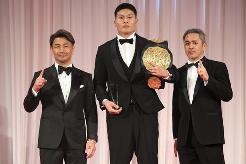 K－1 AWARDS 2024最優秀選手賞のリュウ・ツァー（中央）とプレゼンターの魔裟斗。右は宮田プロデューサー（撮影・中島郁夫）