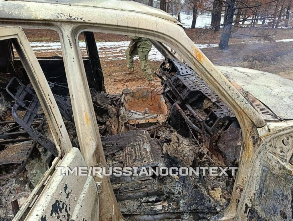UAZを運転していたロシアの将校は、ウクライナのFPVドローンストライキの結果として灰に焼かれました。その結果、この車両のさらに2人の乗員が負傷しました