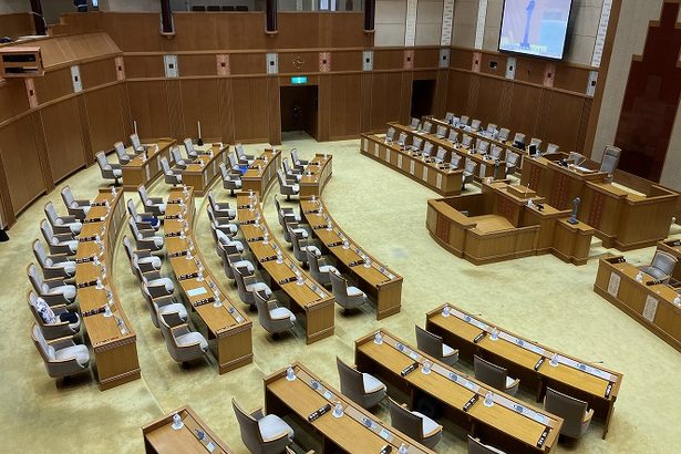 沖縄県議会、予定時刻に開会せず ワシントン事務所巡り自民が反発、削除求める