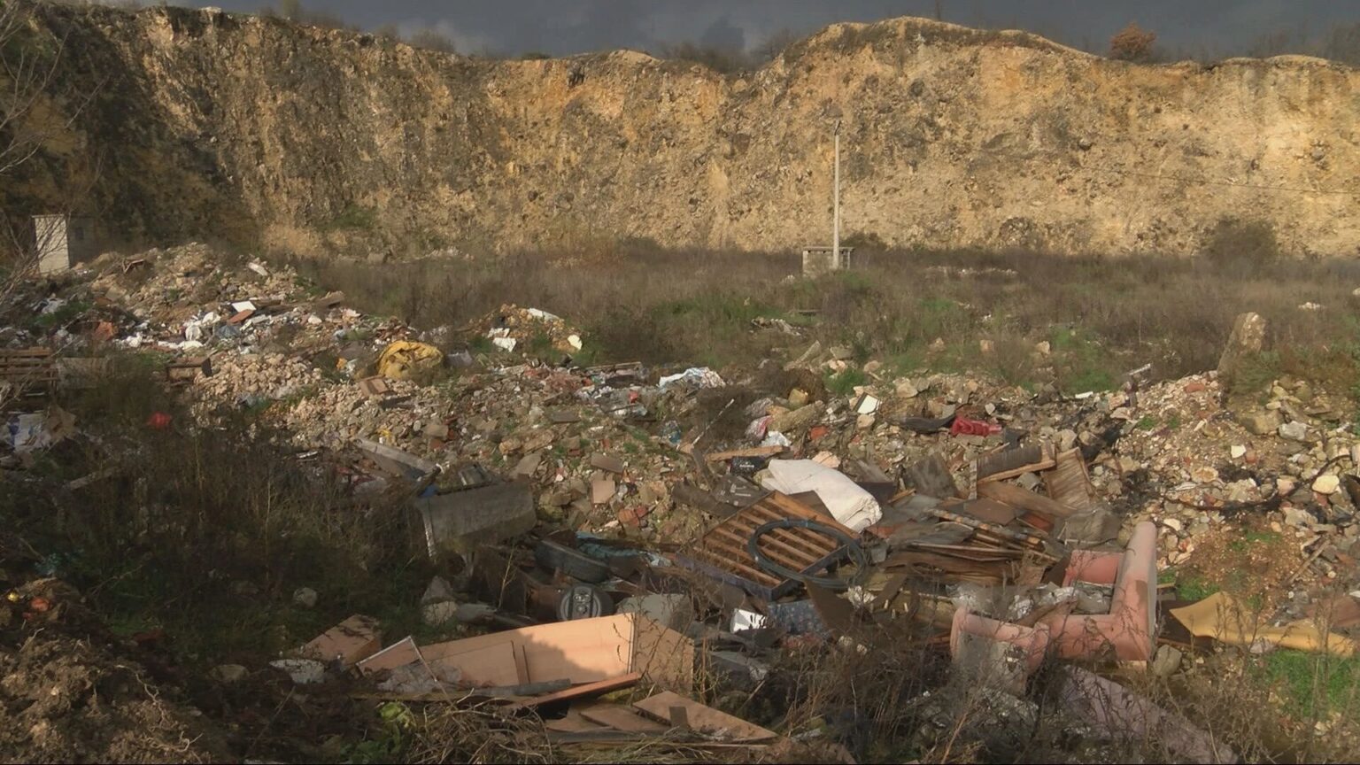 Imotsko Polje、Krš、Lakesの違法廃棄物の束の下