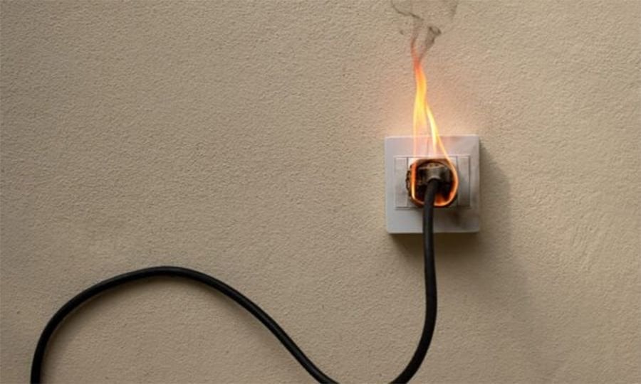 致命的な火災は、電気安全のオーバーホールを緊急に呼びかけます