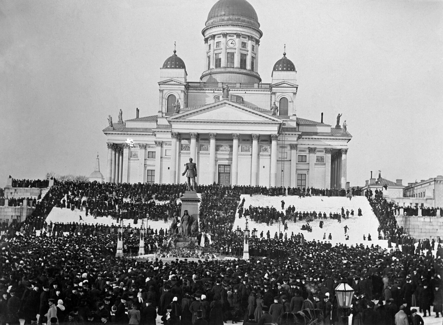 1899年にロシフィス措置に抗議しているフィンランド人