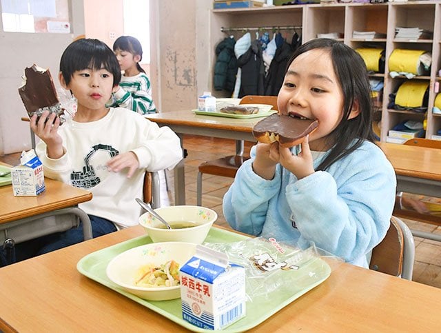 ご当地パン “ベタチョコ“ で給食