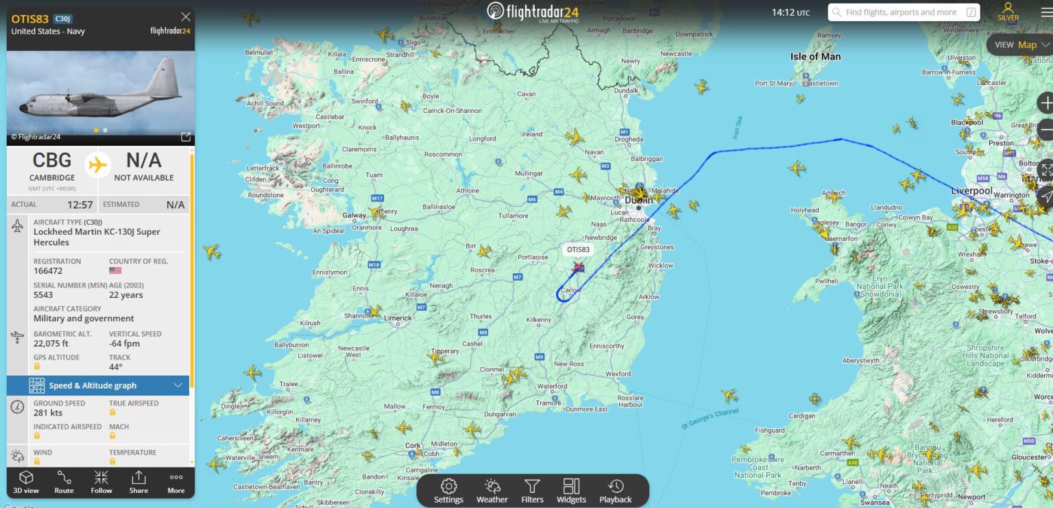 現在アイルランドを飛んでいる米海軍の飛行機は、カーローの町を見たときに戻ります