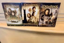 こんにちは、私はアイスランドからこれら3つのThe Lord of the Rings DVDを探しています。アイスランドの字幕があるので、このエディションでそれらを好みます。言語を学びたいです。それらを販売している人はここにいますか？