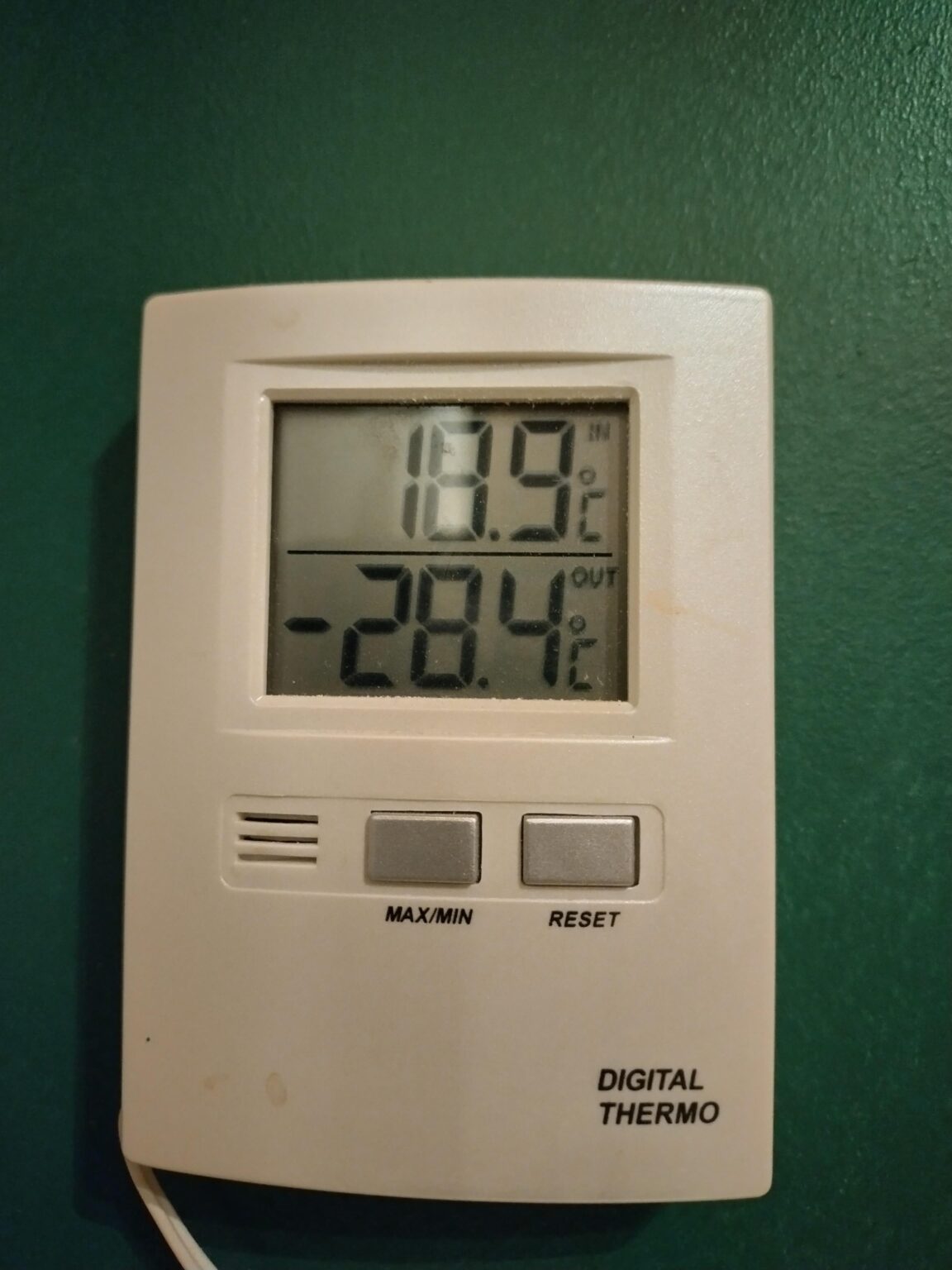 今朝外で仕事を始めようとしています。これは温度であり、思考が発生しました。私は家の加熱されていない部分に胸の冷凍庫を持っています。 -18cに設定されています。だから今日のような日に、それはヒーターとして機能しますか????ラップランドに住んでいる質問の種類......