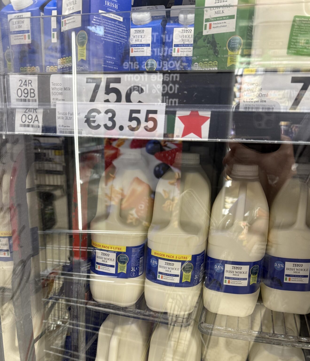 若者、私たちは牛乳価格の上昇で再びfckedされています！