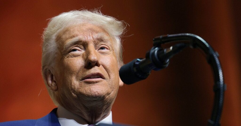 トランプは自分自身の承認評価をgeneしみなく構成し、現実に逆らう