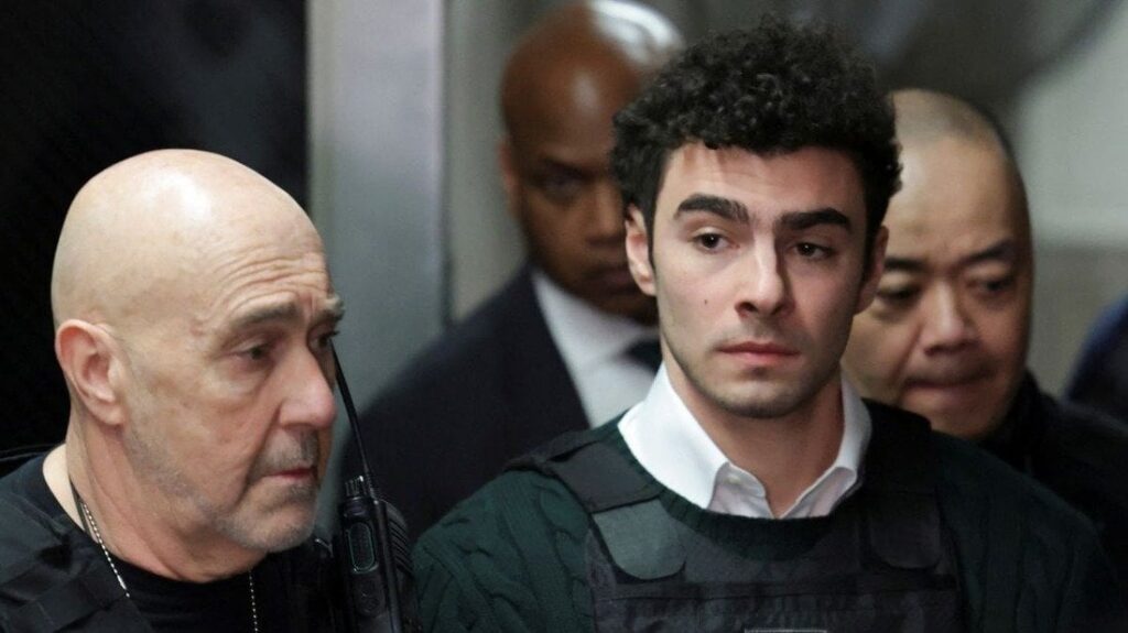 米医療保険ＣＥＯ殺害の被告出廷、法廷に大勢の「ファン」集結 ＮＹ