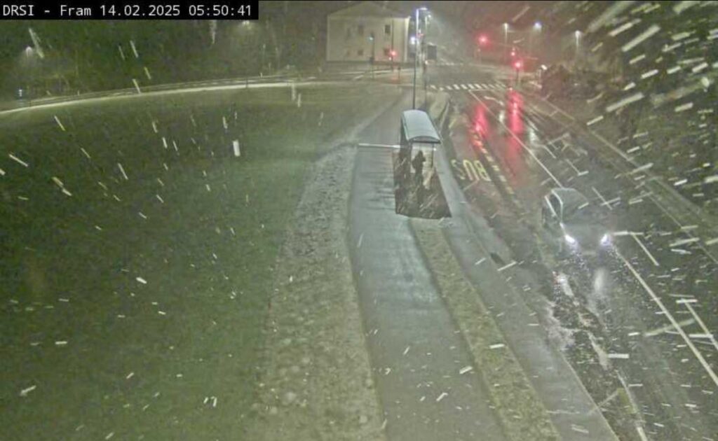 窓を持っていない皆さんのために：雪の外!!