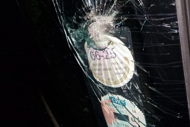 Lorriesは、M7高速道路で岩を投げる疑いのある若者が疑われることにより、フロントガラスを高速で破壊しました。