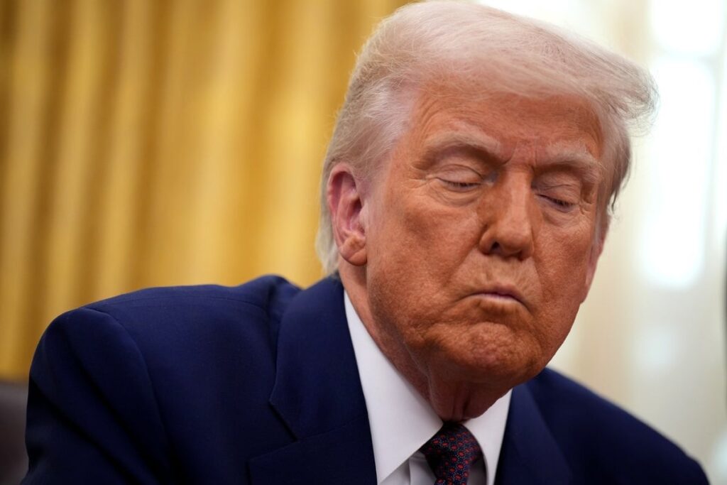 トランプは、米国の防衛支出を半分にし、プーチン大統領の電話後にロシアをG7に戻したいと思っています