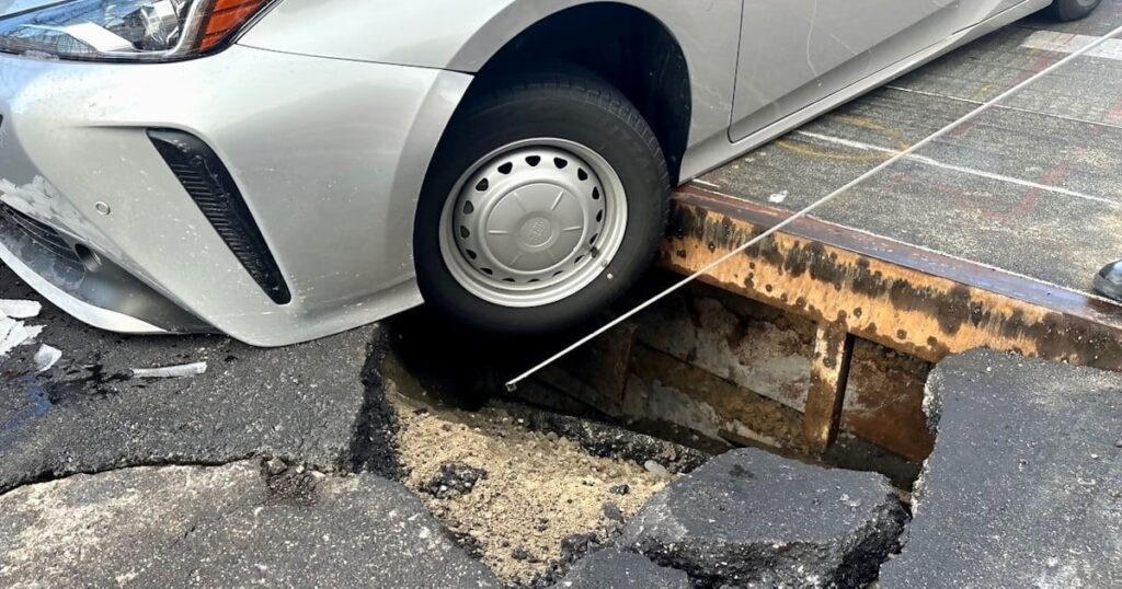 名古屋で道路1.5メートル陥没 車はまる、けが人なし