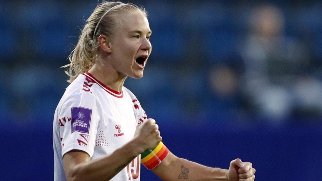サッカーの女性はニューディールで大量の賃金上昇を得る