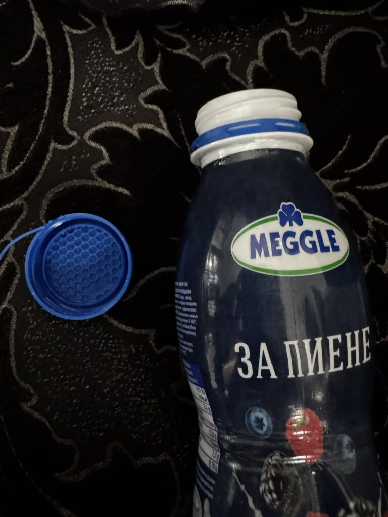 このボトルの帽子の一番下に、そのような五角形がある理由が誰もが考えていますか？