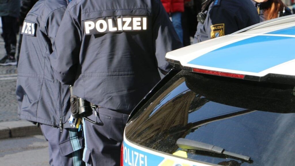 バイエルン州のクロアチア人（29）はドイツの警察に6時間の仕事を設定しました。
