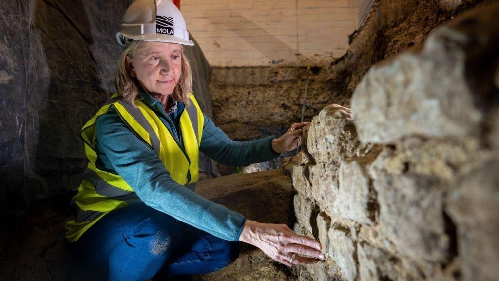 ロンドンで古代ローマ時代の公会堂を発見、オフィスビルの地下から