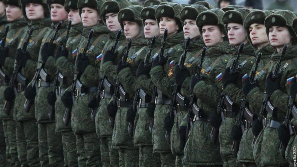 ロシアの顔の暴行とhazingによって違法に起草されたウクライナ人