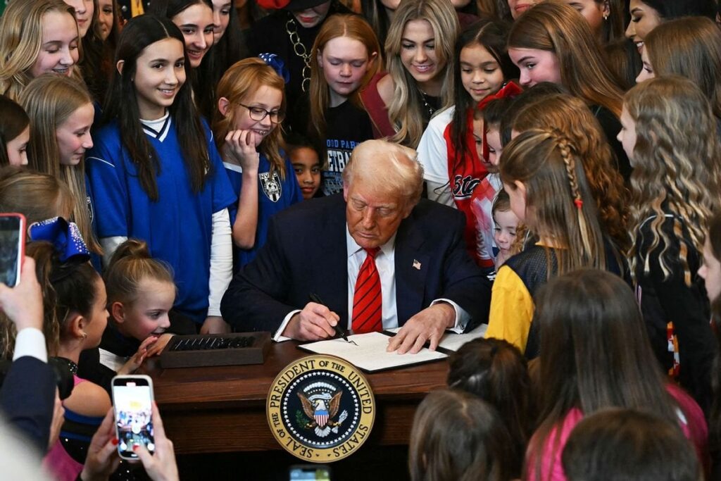 「「女性」は禁止された言葉です」：トランプはトランスパニックを使用してすべての女性から権利を剥奪します
