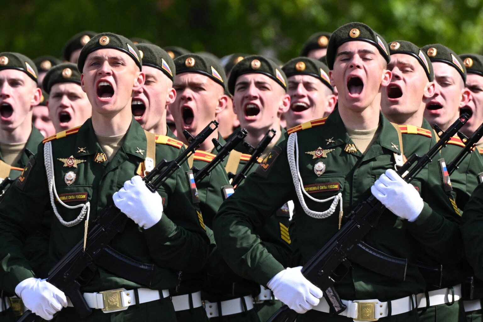 エストニアシークレットサービスは、ロシアが「NATO戦争の準備をしている」 /クレムリンは、150万人の人々 /ロシア人が中国を通じて西洋の電子機器を養うことを意図していると警告しています。