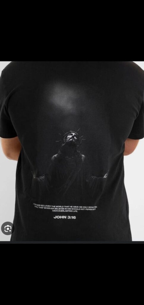 Krakowにあるサイトや店舗はどこにTシャツを見つけることができますか？