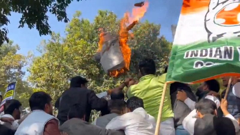 インドの抗議者によって焼かれたトランプの彫像