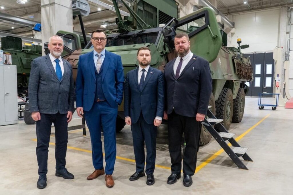 ウクライナ軍を目的としたパトリア6×6の装甲職人キャリアの最初のバッチの生産は、ラトビアのウクライナ大使アナトリー・クッツェボルに実証されました。