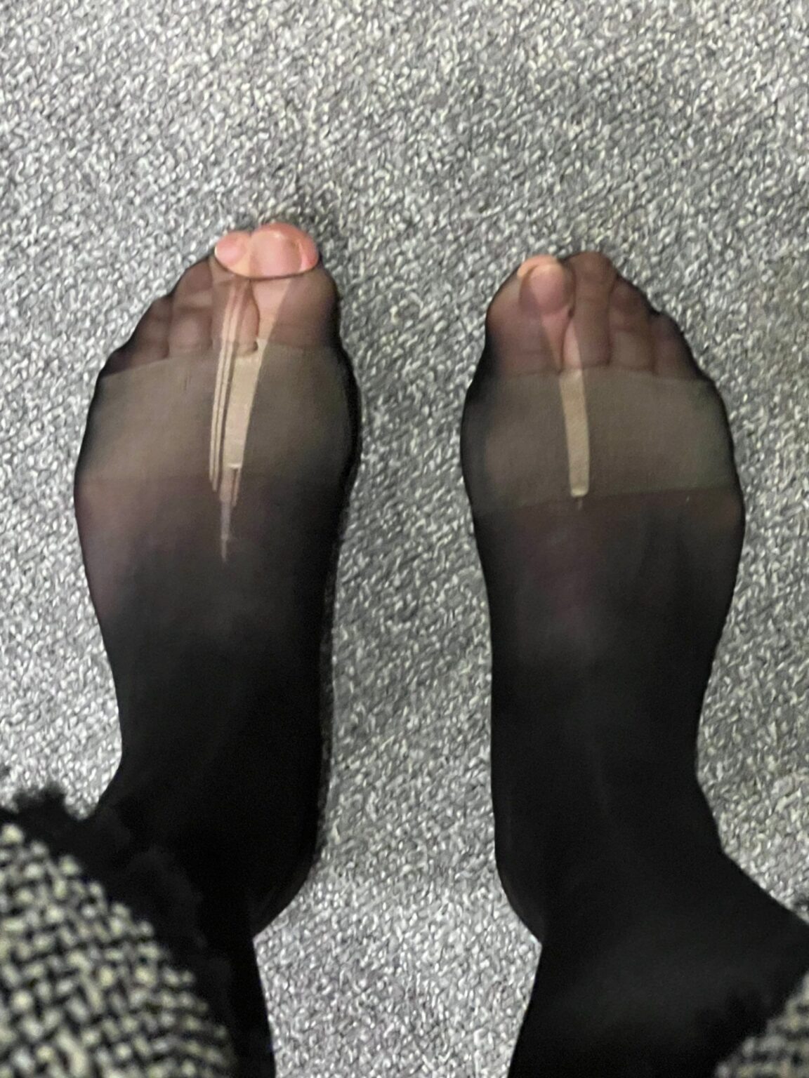 一日穿いたら、もうボロボロ…女性たちを苦しめるストッキング習慣「30デニールがマナーっていうの、やめよう」に共感の声続々
