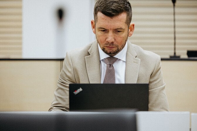 郡裁判所で無罪となったマーティン・レピンスキーは、地方裁判所で有罪判決を受けた