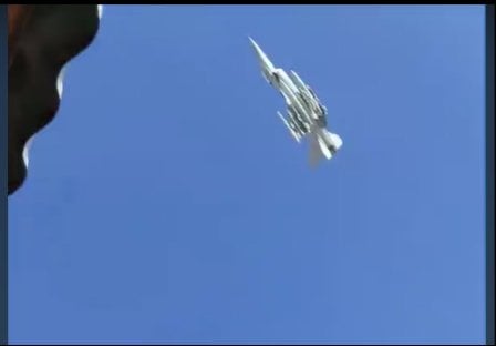 分析：ストライキミッションのためにロードされたウクライナのF-16で視覚を確認しました。ビデオでは、F-16が防空ミッションだけでなく、マルチロールのバイパーも、精密なガイド付き爆弾とその標準的な空対空ミサイルを搭載した飛行地上攻撃ミッションでもあります。