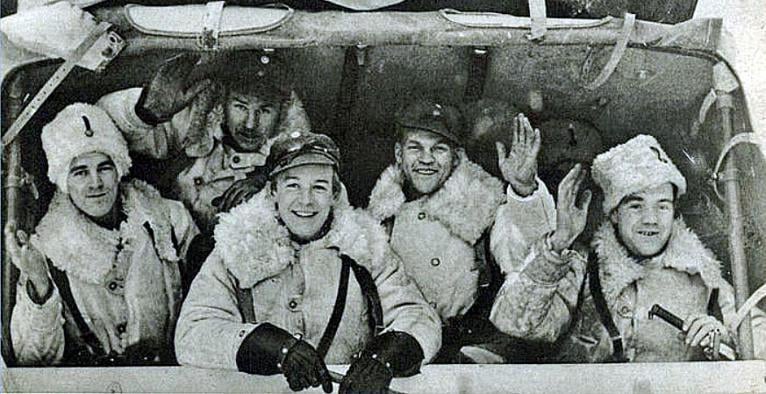 1940年、トラックの後ろの正面に向かう途中のスウェーデンのボランティア。