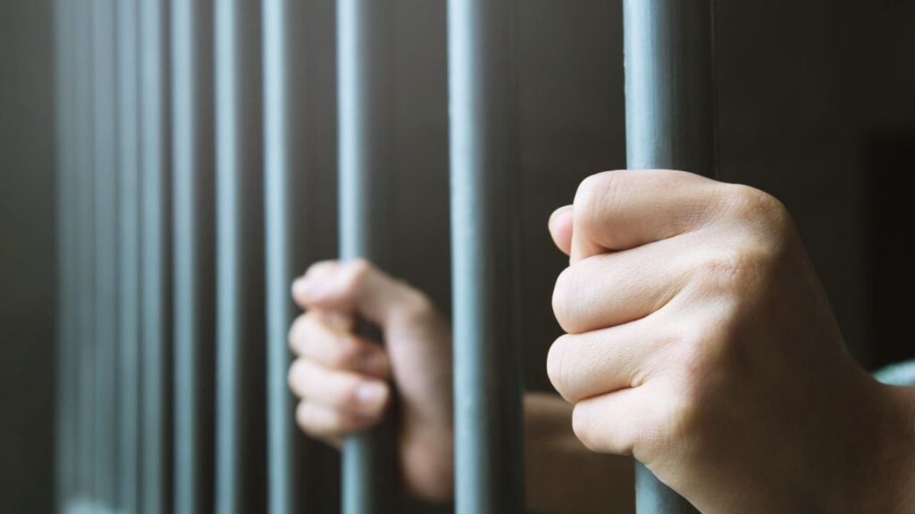 刑務所のセックス：法律はパルマとテルニの2人の囚人にとって現実です