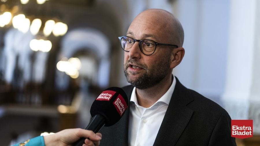 Ek Rasmus Prehn（S）が議会で停止します。彼はEcological Lands AssociationのCEOでなければならない、と彼はFacebookで書いています。 [Rasmus Prehn har været både udviklingsminister og minister for fødevarer, landbrug og fiskeri]