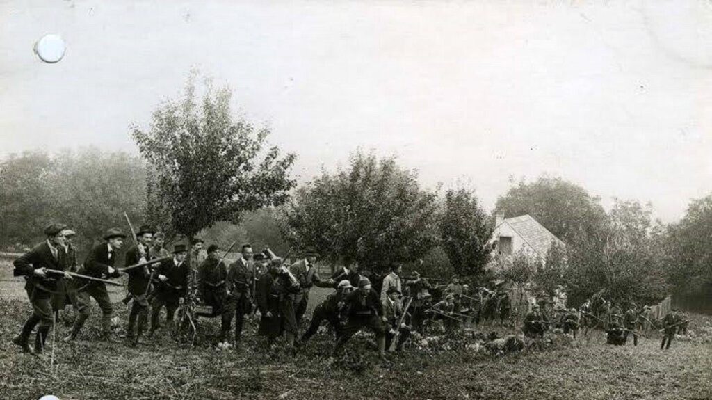 103年前、ぼろぼろの警備員は、ソプロンを占領するために4倍のツーラルでオーストリアのゼンダルメリーを返しました。