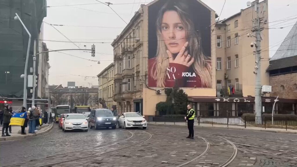 街は少し凍りました。これは、LVIVの人々が沈黙の1分間を観察する方法です。ロシアによる侵略のために死んだすべての人への永遠の記憶。