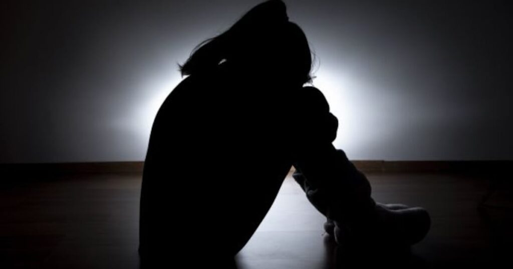州のケアの10代の少女は、年配の男性に手入れされ、性的に搾取されています、と研究者は言います