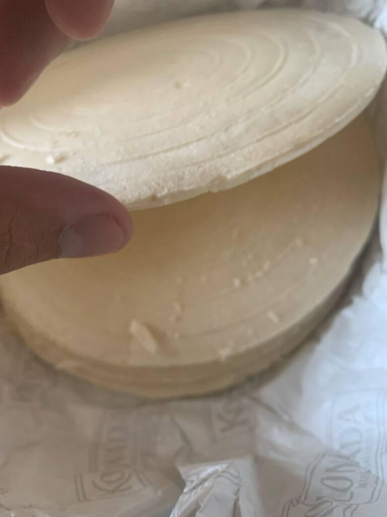 こんにちは、私はコロナダに才能がありました。それをどうするか？それはただ裸のウェーハです。 DIYケーキのようなものですか？レシピを共有していただけませんか？私がチェコ語でゴーグルしているすべて。 THX