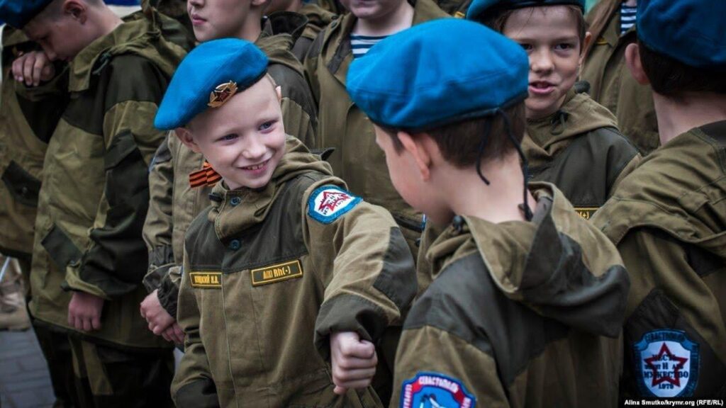 リマインダー：「戦争コンベア」：ロシアが占領されたクリミアの子供たちが戦いのために準備する方法