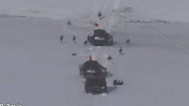 ロシアの装甲車両は、ソビエトの旗を飛ばし、ニコルスコエ、クルスク・オブラストの周りにウクライナの地位を攻撃しました。コラムは地雷原に駆け込まれ、ウクライナのドローンに攻撃され、大きな損失を被りました。