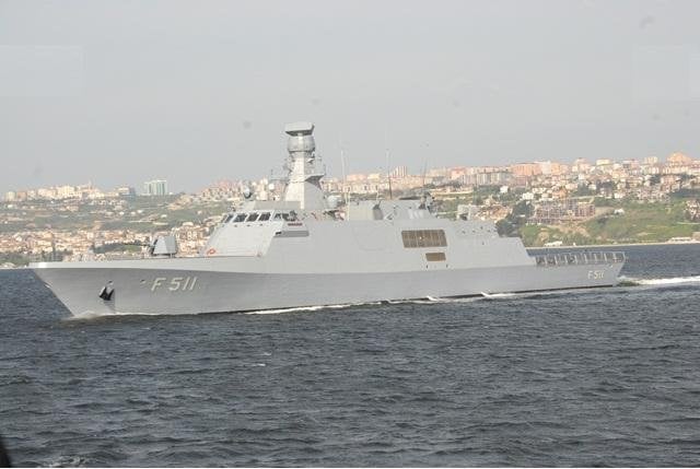 クレタ島：島の北のギリシャのケーブルに嫌がらせをしているトルコのコルベット