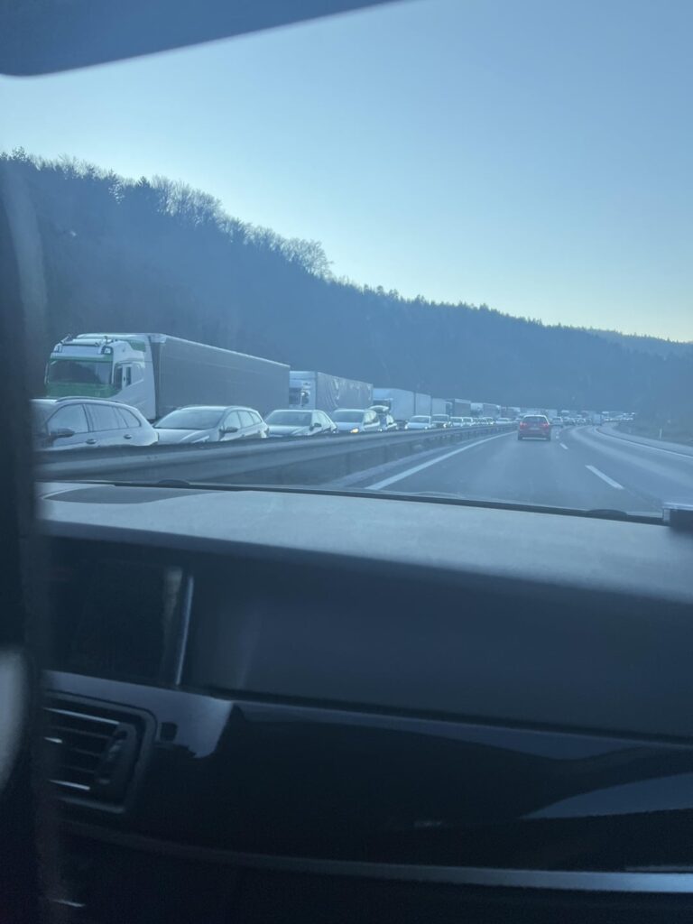 高速道路の反対側にあるマリボルに向かう途中のljubljana-mariborの方向。ルコビカ経由の高速道路を過ぎたUNAもOKENであるため、最も3回目の旅行を旅行する予定がある場合。